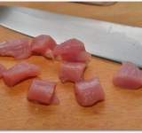 Нарезаем мясо на небольшие кубики размером примерно 2 на 2 см.