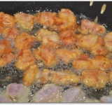 Когда кляр подрумянивается, кусочки переворачиваем, когда подрумянится и со второй стороны, шумовкой выкладываем мясо на тарелку с бумажным полотенцем, чтобы впитался излишек жира.