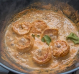 Затем добавьте в сковороду листья базилика, посолите и готовьте еще минуту и блюдо готово.
Острота блюда зависит от количества карри пасты, чем больше, тем острее. Поэтому выбирайте для себя количество карри пасты!
Приятного аппетита!