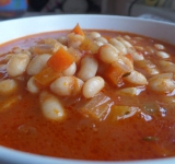 Заливаем все водой в высоту на 4 пальца, добавляем тимьян и все накрываем крышкой. Начинаем томить блюдо, пока не развариться фасоль, при необходимости доливайте воду. В самом конце посолите, извлеките тимьян. Сырой промозглой зимой такое блюдо порадует домашних! Приятного вам аппетита!	