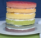 Собираем торт, для этого последовательно выкладываем коржи, смазывая каждый сливочным кремом.