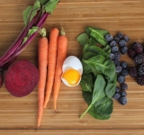 Чтобы самостоятельно сделать натуральные красители для коржей, отжимаем сок шпината, свеклы и моркови, замороженную чернику (ежевику) размораживаем, чтобы ягоды пустили сок.