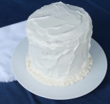 Снаружи по всей поверхности наносим глазурь из взбитых сливок.