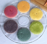 Выпекаем коржи в предварительно разогретой духовке 15-20 минут. Перед тем как вынимать коржи остужаем их в течение 5 минут. В это время хорошо взбиваем все ингредиенты для крема, и отдельно взбиваем все ингредиенты для глазури.