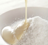 Перемешиваем сгущенку с кокосовой стружкой до получения однородной густой массы и ставим ее в холодильник на 15 минут.