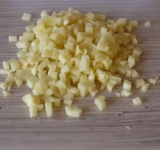 Картофель чистим, моем и нарезаем небольшими кубиками.