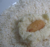 Из застывшей массы формируем ложкой шарики, с очищенным миндалем внутри.