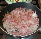 На сковороде, на среднем огне в небольшом количестве растительного масла обжариваем колбасу, затем добавляем лук и обжариваем еще 3-5 минут.