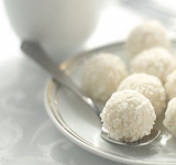 Помещаем шарики в холодильник на полчаса, до застывания. Десерт готов! Приятного наслаждения для вас и ваших близких.