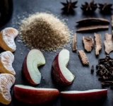 Чистим мандарин от кожуры, разбираем на дольки, яблоки нарезаем.