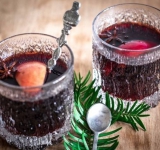 Как только появляется белая пена, снимаем напиток и разливаем по чашкам. Напиток готов! Приятного вкушения.