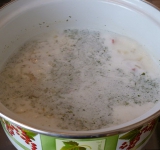 Когда вода закипит — добавляем сыр, и перемешиваем пока он полностью не раствориться.