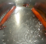 Доводим до кипения воду с корицей и анисом, чтобы получился более концентрированный аромат.