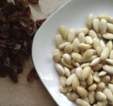 Чистим орехи от кожуры.