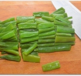 Готовую морковь выкладываем в глубокую тарелку, фасоль и брокколи откидываем на сито и обливаем холодной водой, это поможет овощам сохранить красивый, сочный зеленый цвет. У фасоли отрезаем хвостики и нарезаем спаржу на 3-4 части.