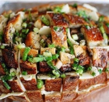 Запекаем, пока хлеб хорошо не подрумянится.