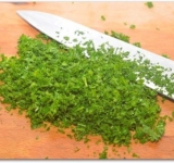 Мелко нарезаем петрушку.