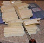 Нарезаем тонкими ломтиками сыр.