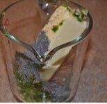 Сливочное масло расплавляем и перемешиваем с перцем, зеленью и солью.