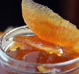 Раскладываем варенье в стерилизованные баночки и ставим на хранение.