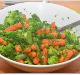 Перекладываем овощи в глубокий салатник, солим, добавляем петрушку и сок половины лимона.