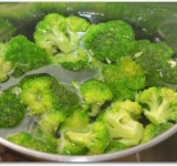 Одновременно во второй кастрюле варим брокколи, опустив ее в кипящую воду на 7-10 минут.