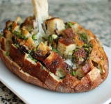 Отличная хлебно-сырная закуска готова. Горячим подаем к столу.