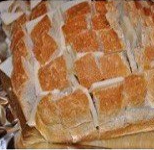 Раскладываем ломтики сыра между квадратиками хлеба.