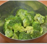 Все овощи моем, брокколи разбираем на соцветия. Ставим кипятиться две кастрюли с водой.