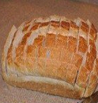 Нарезаем хлеб (батон) на квадратики, не дорезая до дна, чтобы хлеб не рассыпался.