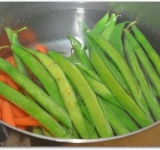 В кипящую воду выкладываем фасоль и морковь, и варим около 10 минут до готовности.