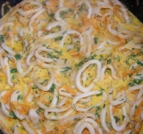 Засыпаем зелень на сковороду и снимаем с огня.