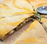 Готовое блюдо выкладываем на тарелку. Фокачча с сыром отлично сочетается с томатным соусом, кетчупом и с мясными специями. Приятного аппетита!