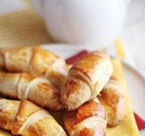 Ставим форму в предварительно разогретую духовку на 10-15 минут. Блюдо готово! Подаем горячие булочки к столу!