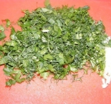 Нарезаем зелень (хорошо подойдет петрушка укроп), мелко рубим чеснок.