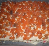 Затем снова выкладываем слой булки, смазываем соусом и выкладываем мелко порезанную красную рыбу.