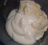 В миске перемешиваем майонез и плавленый сыр.