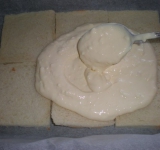 Укладываем торт слоями, первым слоем идет булка.