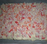 Смазываем булку соусом и раскладываем мелко порезанные крабовые палочки.