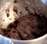 Постепенно добавляем в массу муку, соль, пекарский порошок т кусочки шоколада, густую массу аккуратно перемешиваем. Тесто получается очень густым, поэтому вымешиваем его руками.	