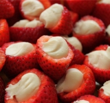 Каждую ягодку заполняем начинкой.