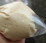 Начинку помещаем в полиэтиленовый пакет или мешок пекарского шприца.