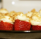 Красиво укладываем ягодки в декоративное блюдо и подаем десерт к столу! Приятного аппетита!