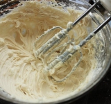 Взбиваем миксером ингредиенты до получения однородной массы.