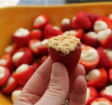 Обсыпаем каждую ягодку крошкой из крекеров.