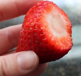 Ножом срезаем донышко у каждой ягодки со стороны плодоножки.