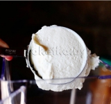 В чашу блендера выложите ванильный йогурт.