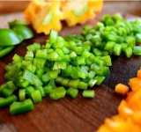 Нарезаем квадратиками сладкий болгарский перец.