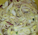 Лук немного отжимаем и добавляем его в салат, все хорошо перемешиваем.