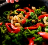 Наконец добавляем порезанные соломкой красные перцы, и мелко порубленные оливки, все перемешиваем.